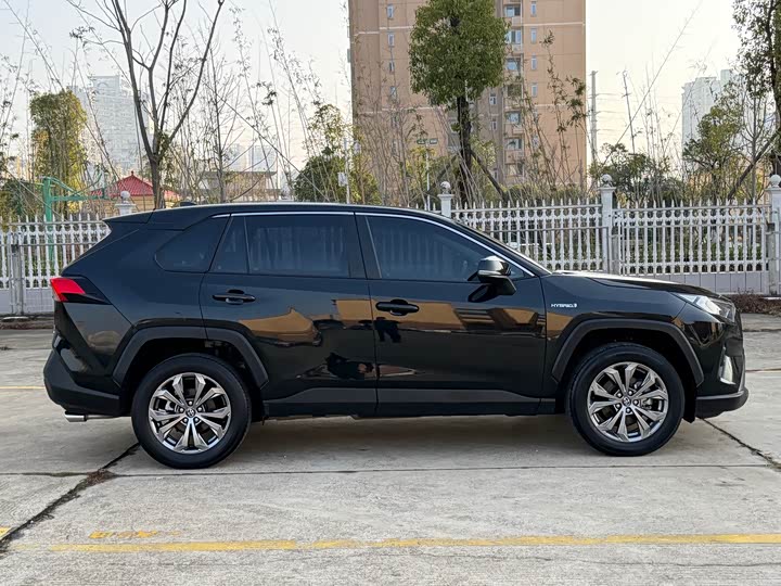 Фото 7 - Toyota RAV4