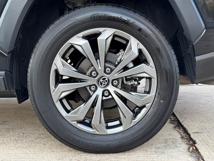 Фото 8 - Toyota RAV4