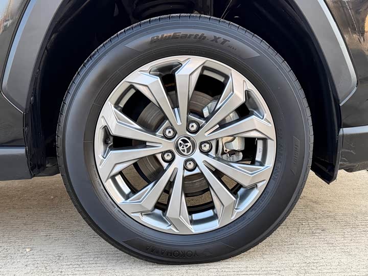 Фото 9 - Toyota RAV4