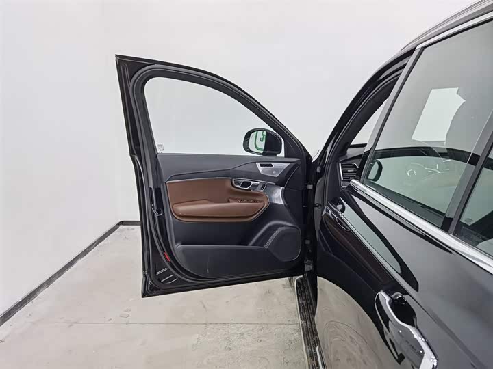 Фото 8 - Volvo XC90