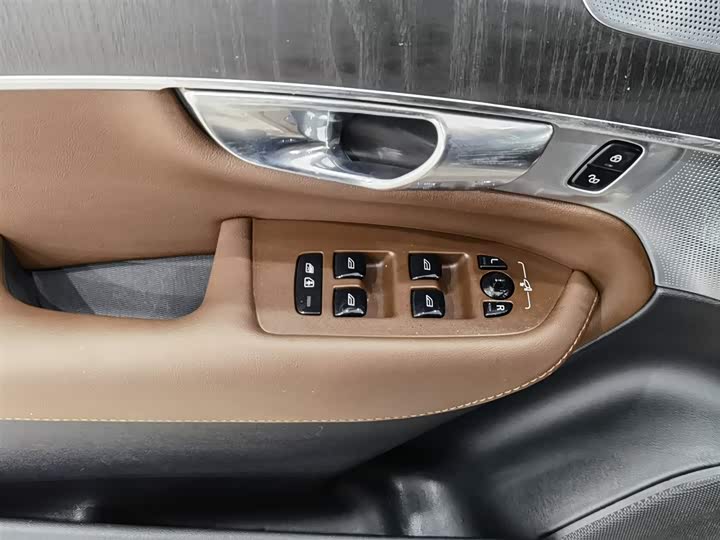 Фото 9 - Volvo XC90