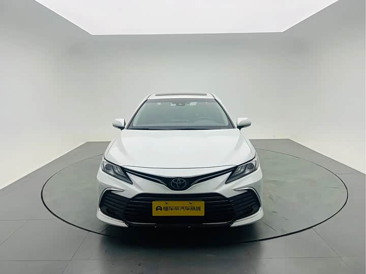 Фото 2 - Toyota Camry