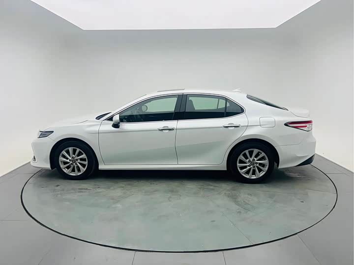 Фото 4 - Toyota Camry