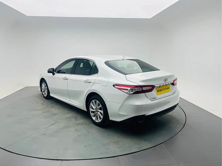 Фото 6 - Toyota Camry