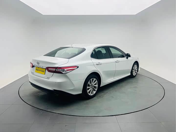 Фото 7 - Toyota Camry