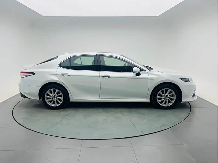 Фото 8 - Toyota Camry