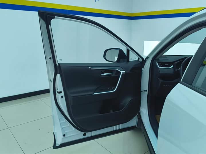 Фото 7 - Toyota RAV4