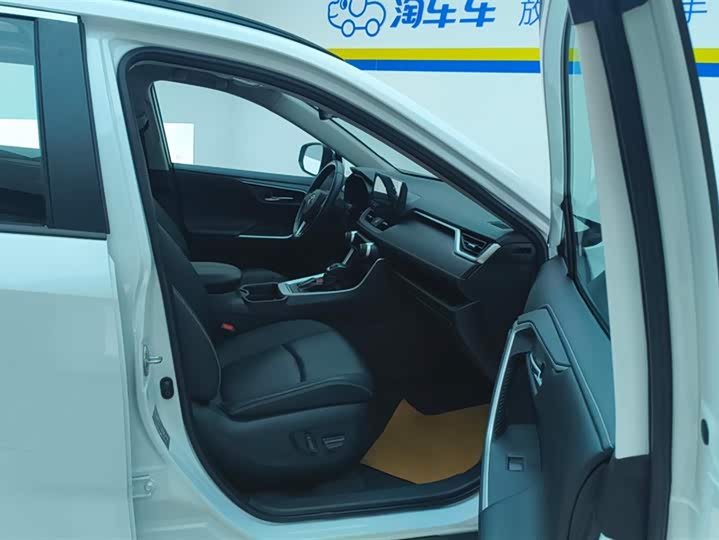 Фото 8 - Toyota RAV4