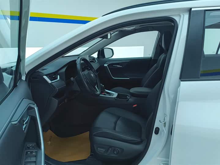 Фото 9 - Toyota RAV4