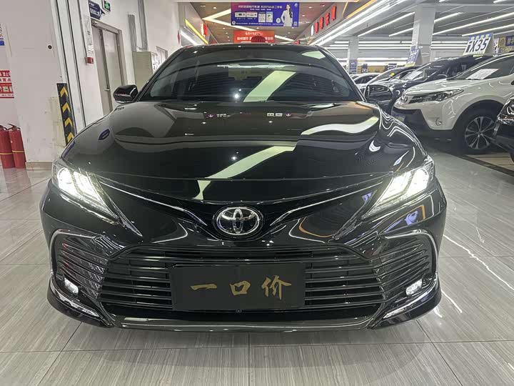 Фото 2 - Toyota Camry