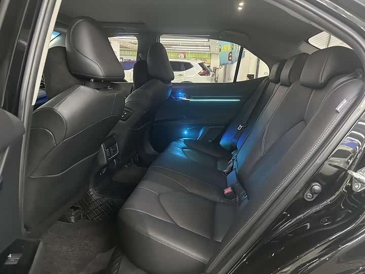 Фото 6 - Toyota Camry