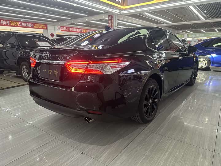 Фото 7 - Toyota Camry