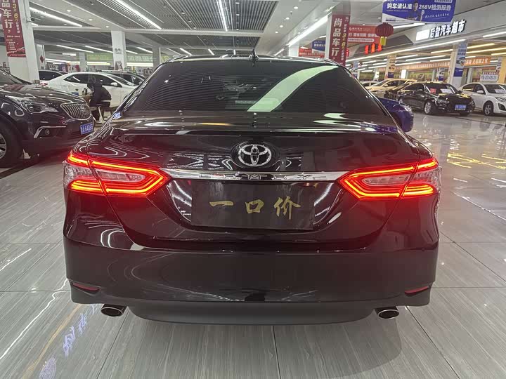 Фото 8 - Toyota Camry