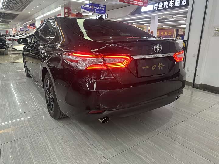 Фото 9 - Toyota Camry