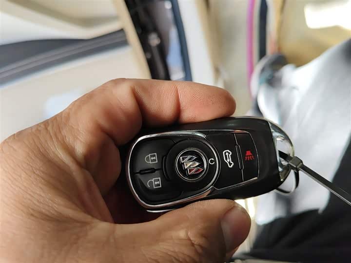 Фото 9 - Buick GL8 ES