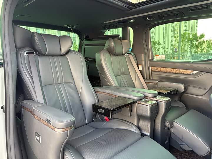 Фото 9 - Toyota Alphard