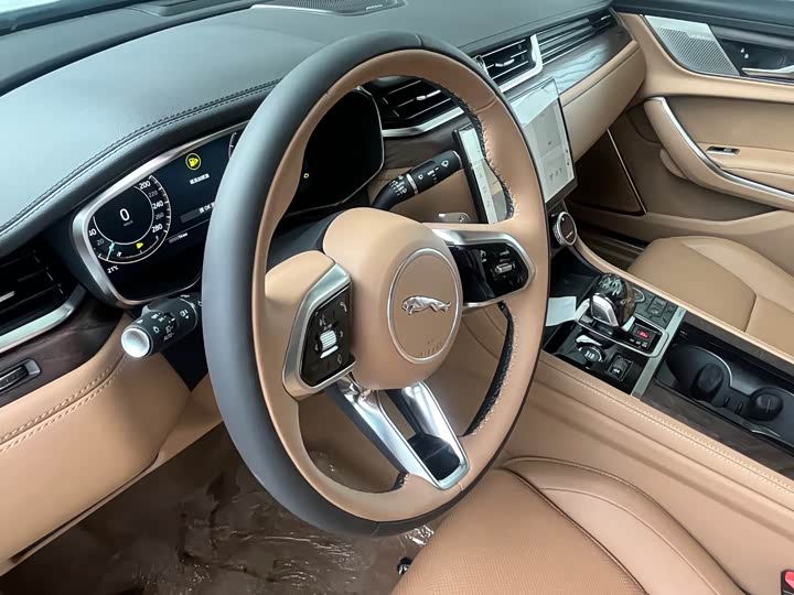 Фото 8 - Jaguar XF L