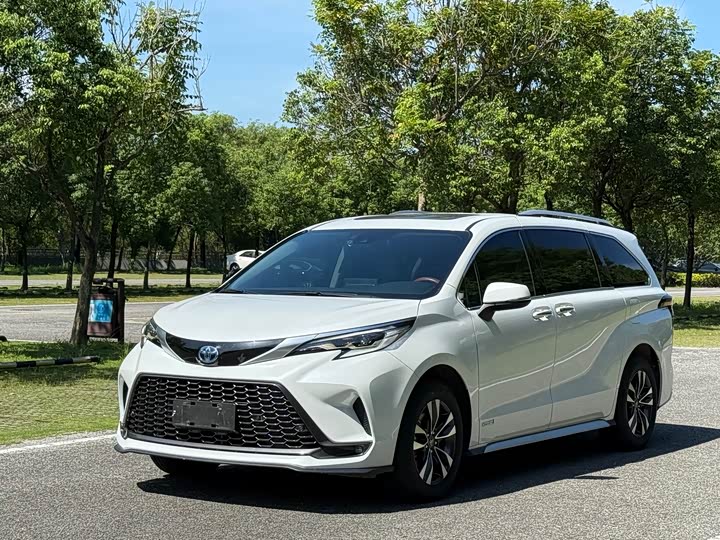 Фото 1 - Toyota Granvia