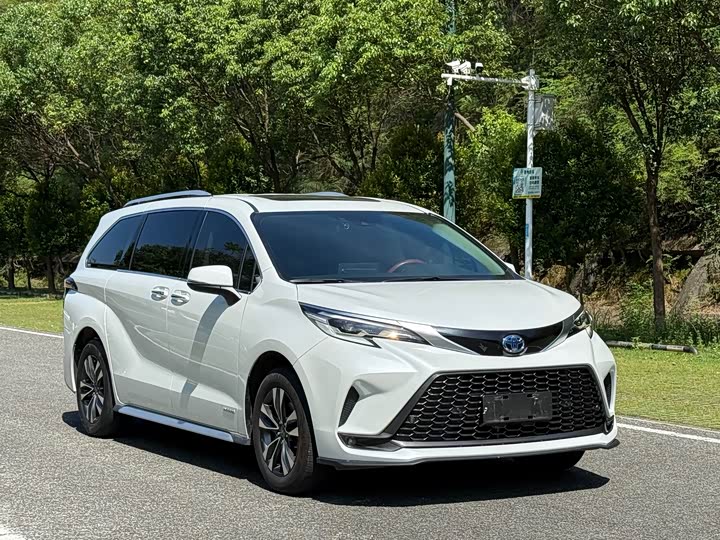 Фото 3 - Toyota Granvia