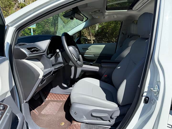 Фото 4 - Toyota Granvia