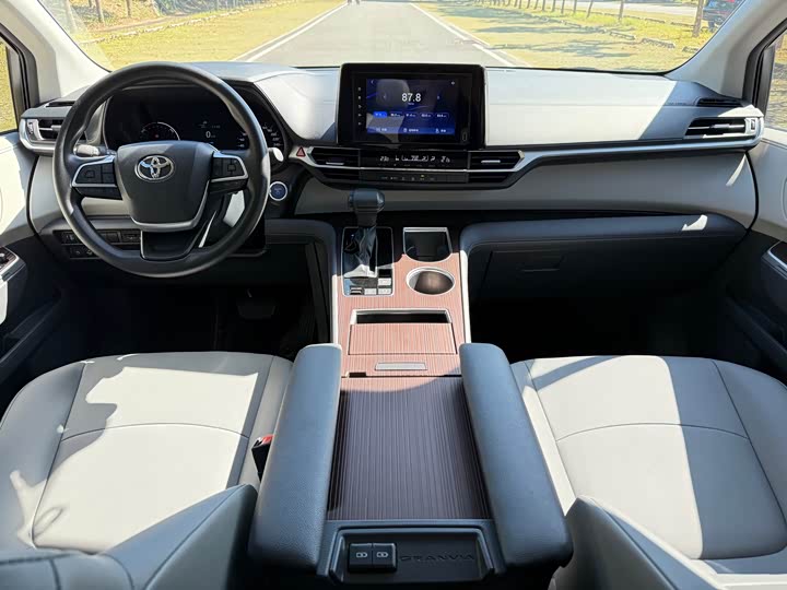 Фото 5 - Toyota Granvia