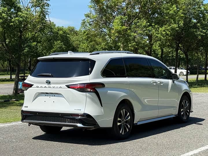 Фото 9 - Toyota Granvia