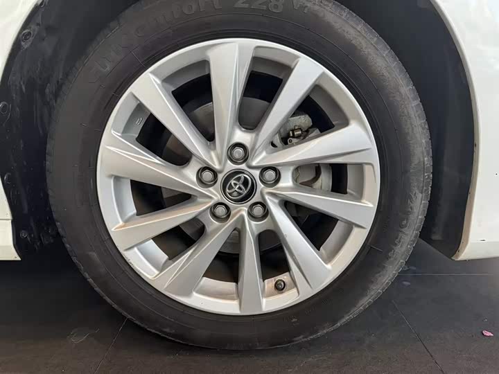 Фото 7 - Toyota Camry