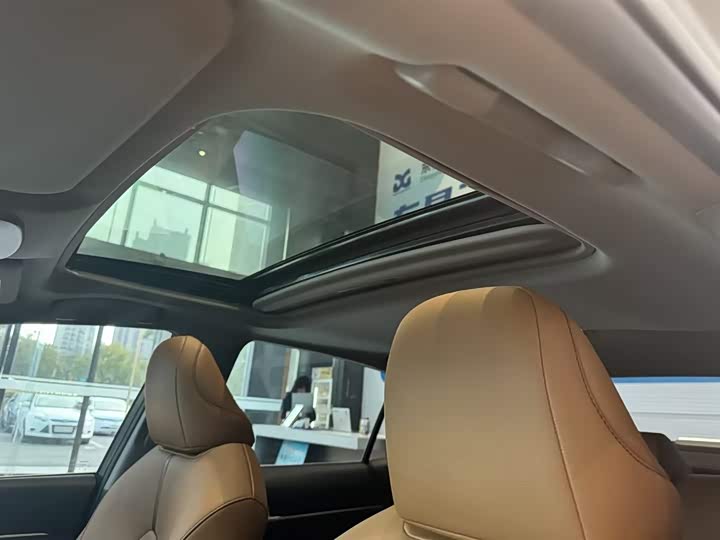 Фото 8 - Toyota Camry