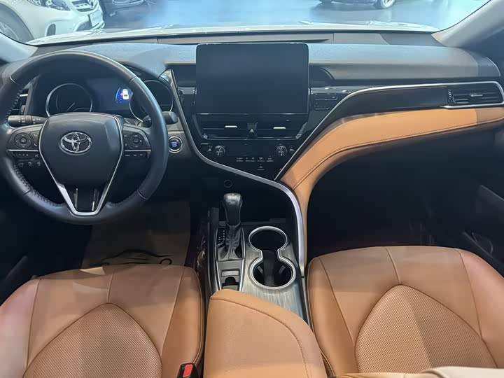 Фото 9 - Toyota Camry