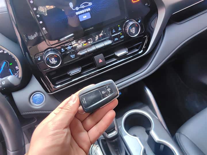 Фото 9 - Toyota Crown Kluger