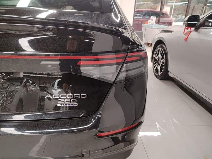 Фото 8 - Honda Accord