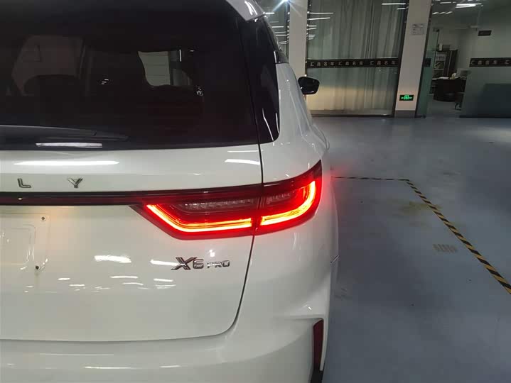 Фото 8 - Geely Vision X6