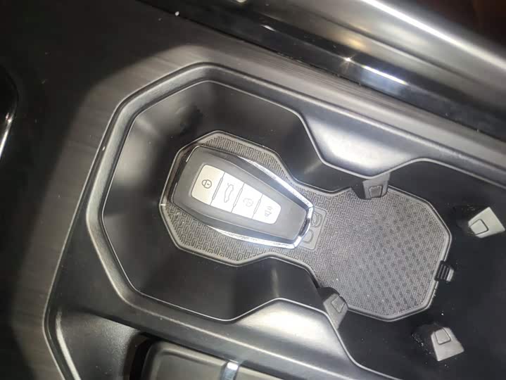 Фото 9 - Geely Vision X6