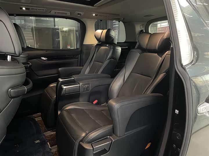 Фото 9 - Toyota Vellfire