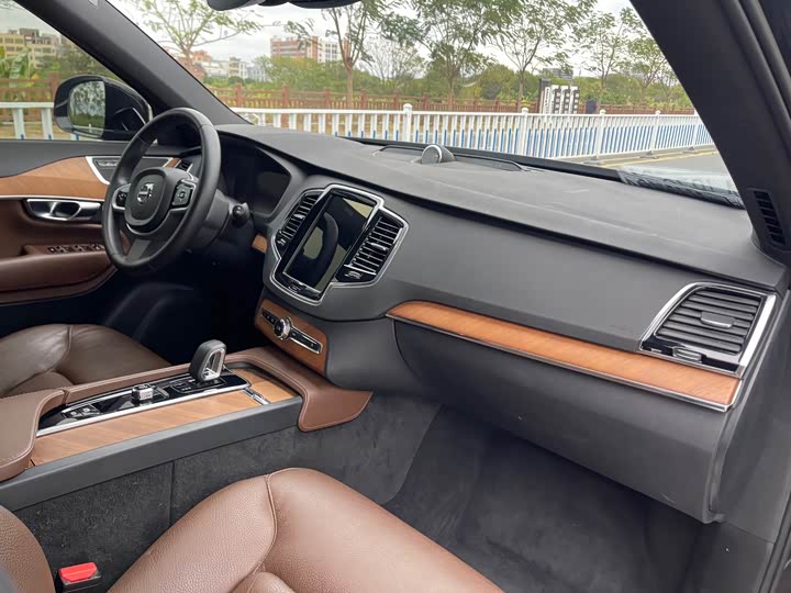 Фото 7 - Volvo XC90