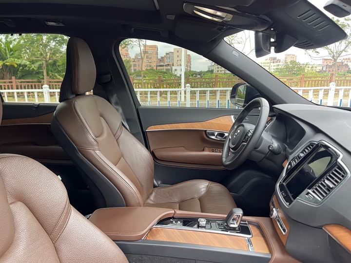 Фото 8 - Volvo XC90