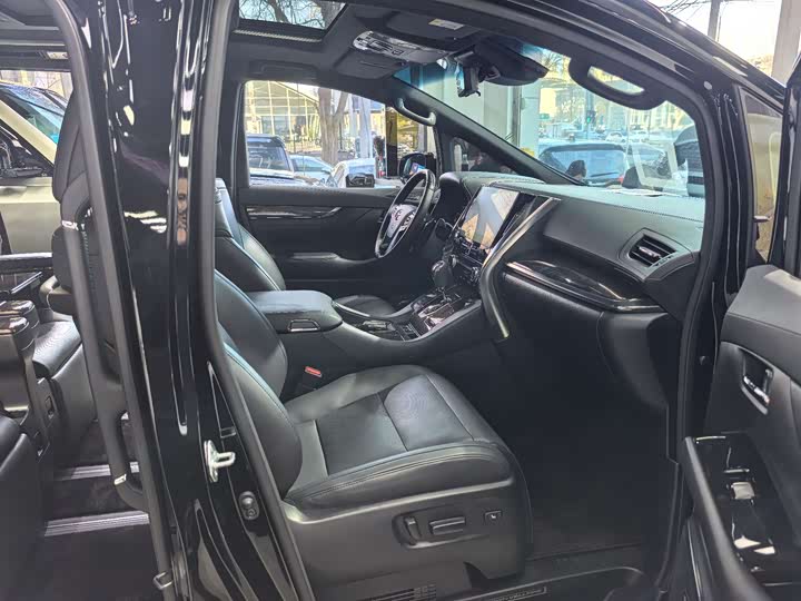 Фото 8 - Toyota Vellfire