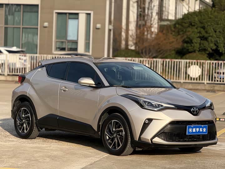 Фото 3 - Toyota C-HR