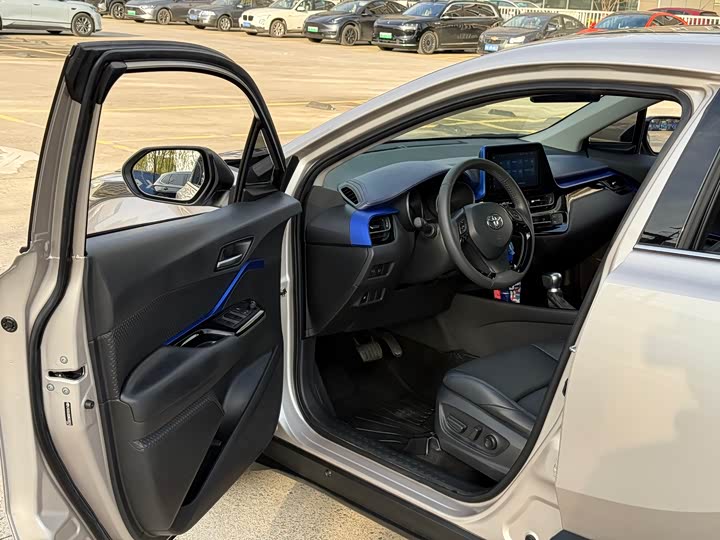 Фото 4 - Toyota C-HR