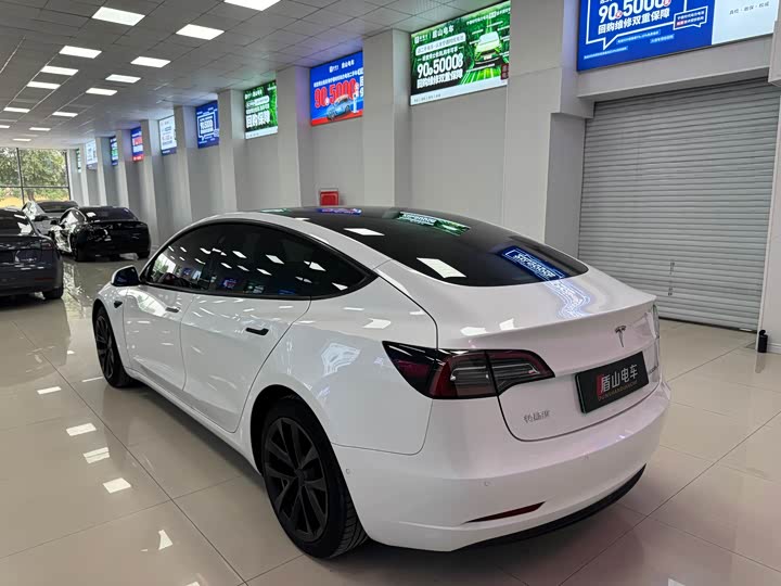 Фото 4 - Tesla Model 3