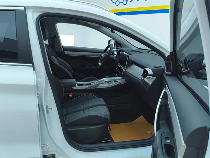 Фото 8 - Geely Coolray