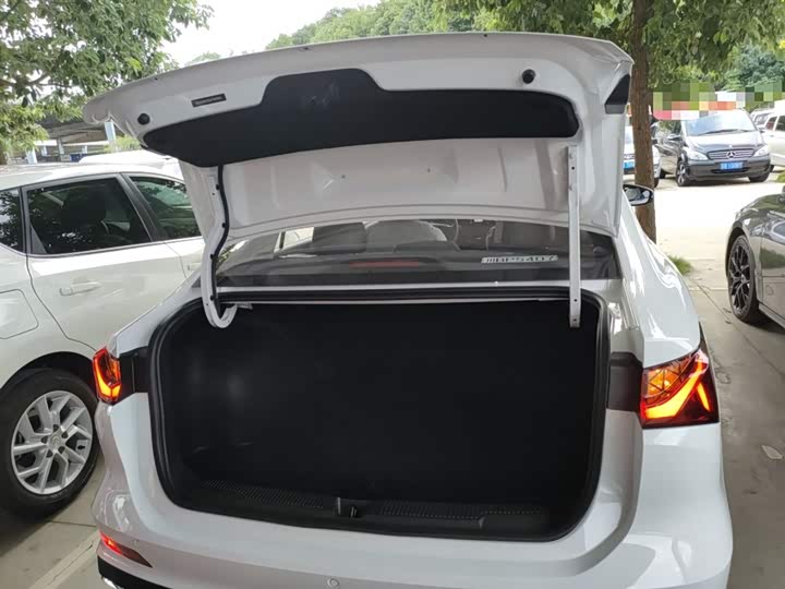 Фото 9 - Roewe i5