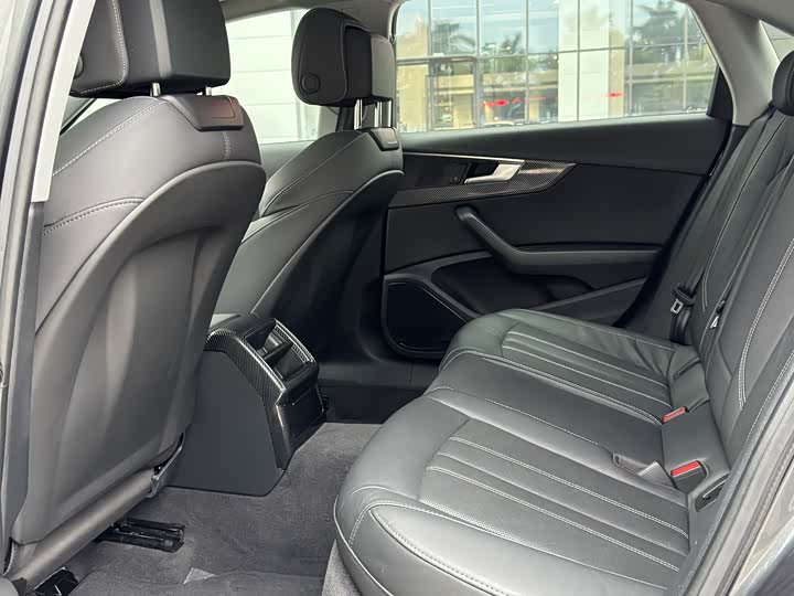 Фото 6 - Audi A4L