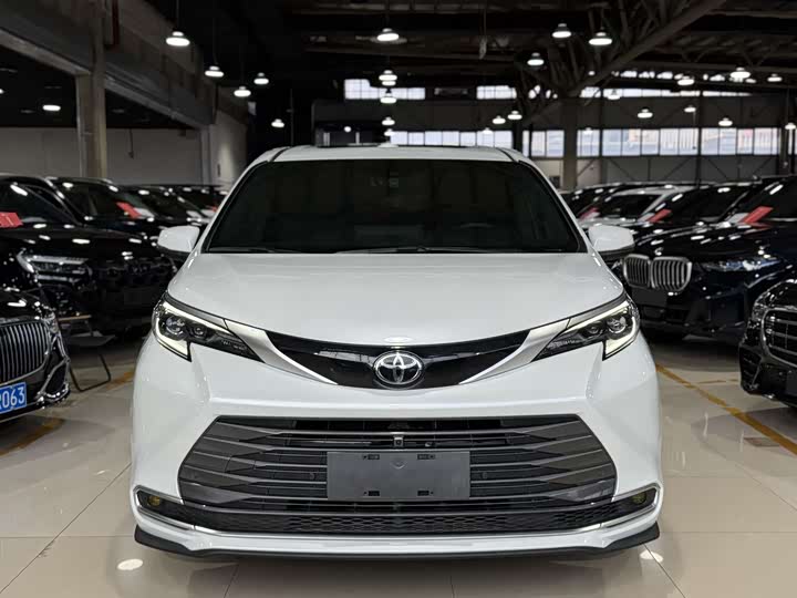 Фото 2 - Toyota Sienna