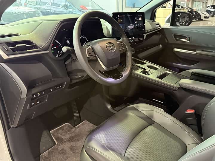 Фото 5 - Toyota Sienna