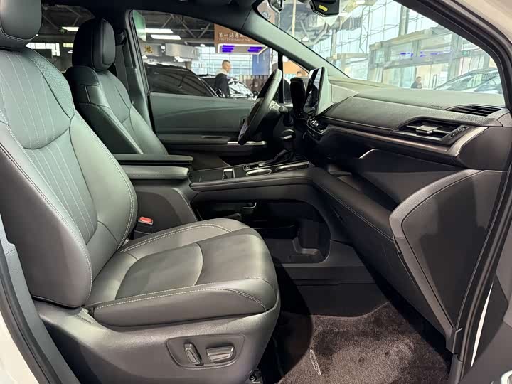 Фото 7 - Toyota Sienna