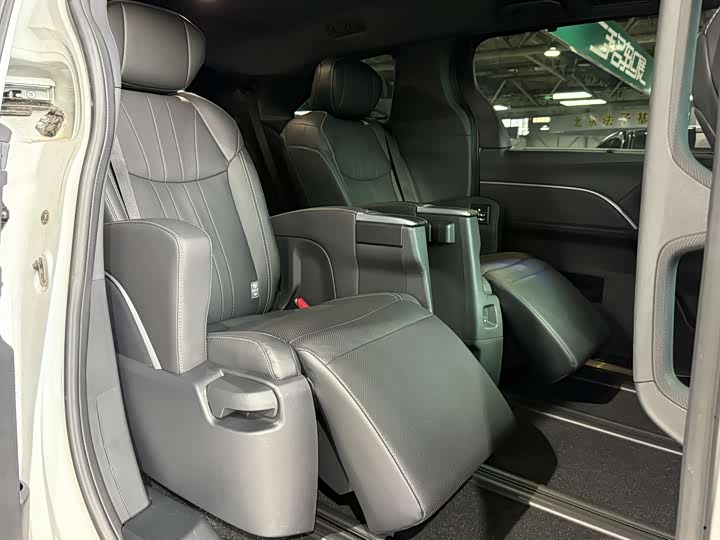 Фото 9 - Toyota Sienna