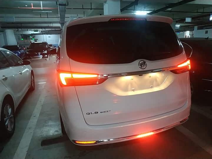 Фото 6 - Buick GL8 ES