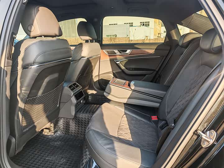 Фото 9 - Audi A6L