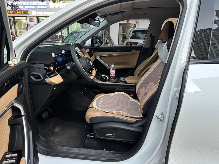 Фото 2 - Geely Atlas L